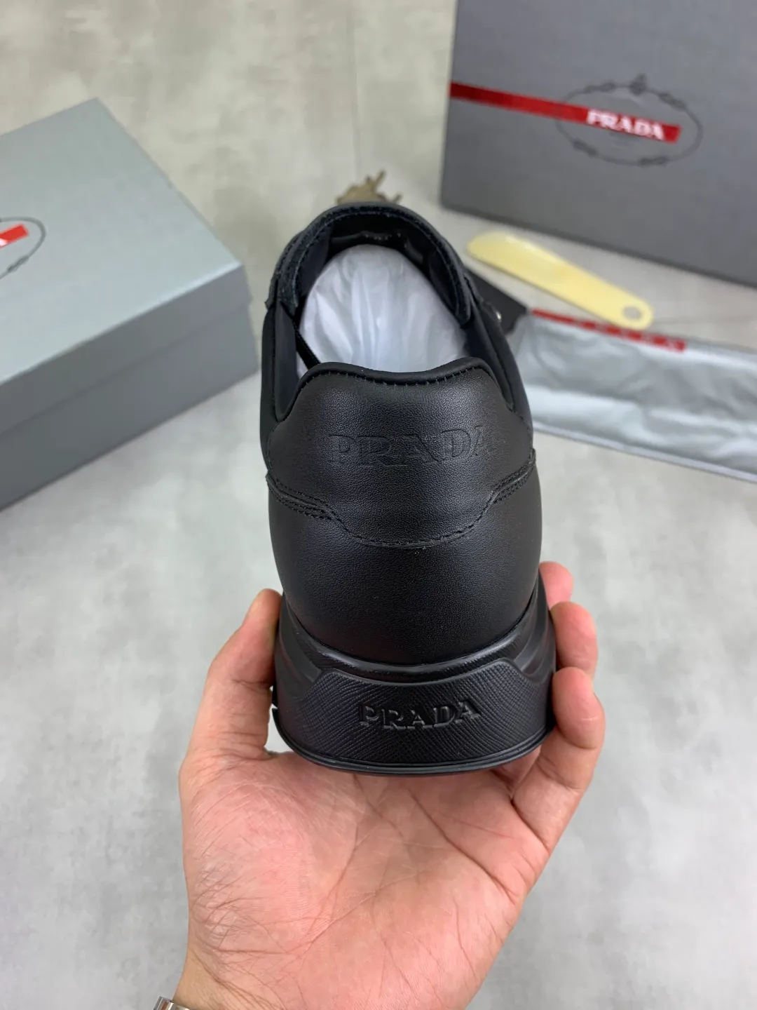 Men's men's shoes 💰P560 💰 [New style] popular models on the official website, 🆘 Trendy brand (Prada) mainly promotes popular models, avant-garde and versatile fashionable men's shoes private version mold opening, cowhide surface splicing 1:1.. Fashionable and simple, original imported cowhide lining cowhide feet; the atmosphere and personality are more fashionable, eye-catching and pursuing class. It will subvert the old idea and be a must-have for fashion trendsetters with you! Must keep it! Tall and comfortable, large and low, high-end quality workmanship. Size: 38-44 3️⃣colors available.